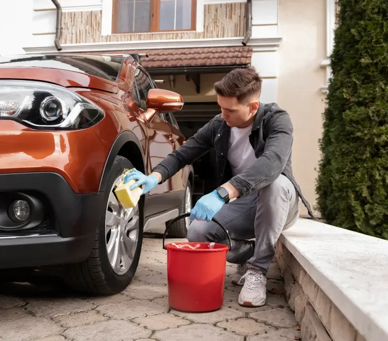 Lavage auto à domicile Val-Revermont : professionnel intervenant sur un véhicule